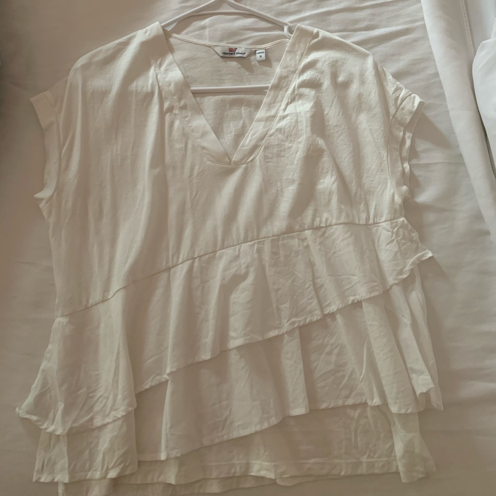 Vineyard vines white ruffle tee